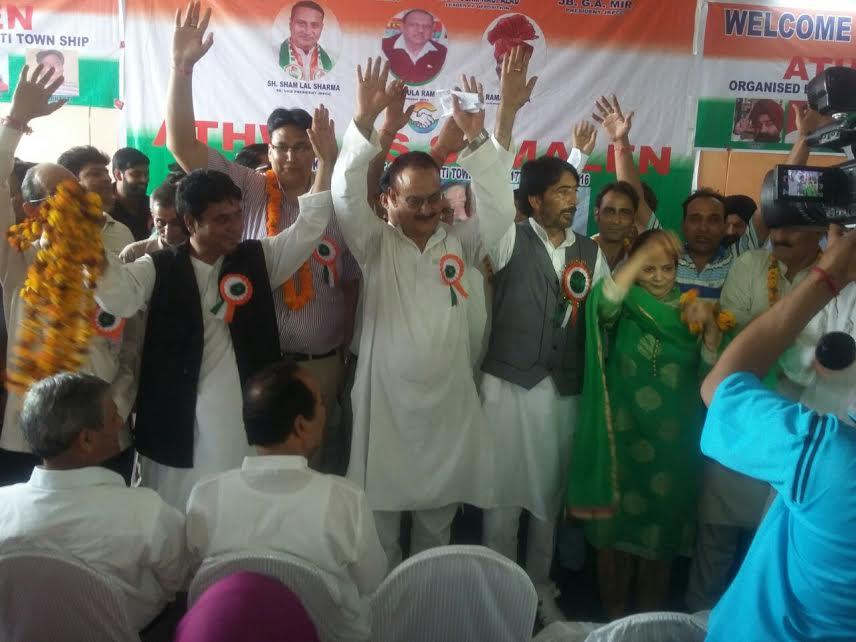 50 Kashmiri Pandits joins Congress Party
